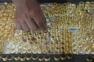 Antam gold price fell by 16,000 IDR to 2.35 million IDR per gram as strong US job data reduced December rate cut expectations, cooling global gold sentiment.