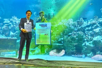 Aquawalk debuted on the ACE Market below its IPO price but sees strong investor oversubscription. Funds will fuel expansion in Sabah and Indonesia.