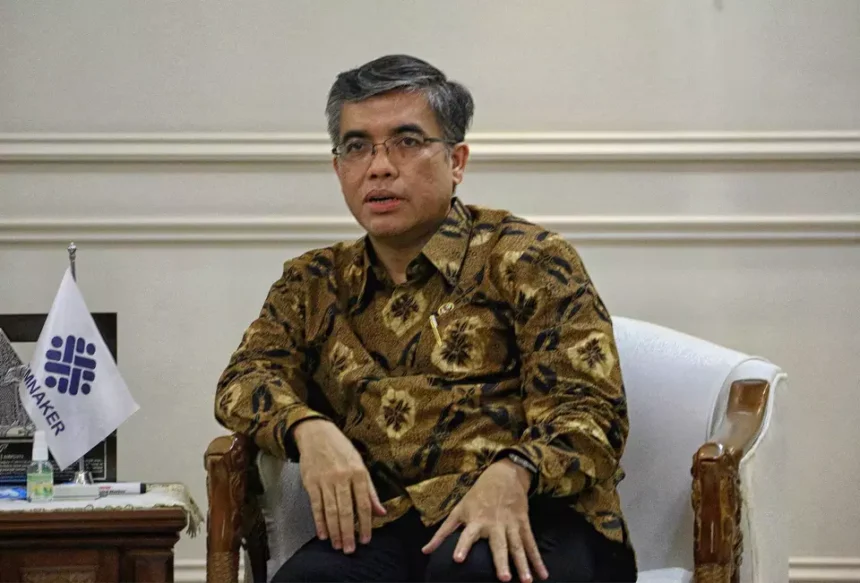 Indonesia postpones its 2026 minimum wage announcement to create a new, decentralized framework ensuring fair compensation based on regional decent living standards.