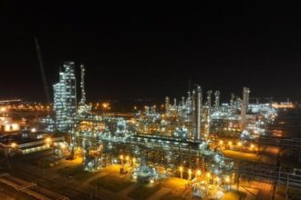 Vietnam urges Nghi Son partners to finalize expansion plans by Dec 2025 to secure energy supply and promote green energy cooperation with Kuwait.