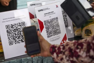 Bank Indonesia mandates that all merchants must accept rupiah cash payments. Learn why refusing the national currency is illegal despite the rise of QRIS apps.