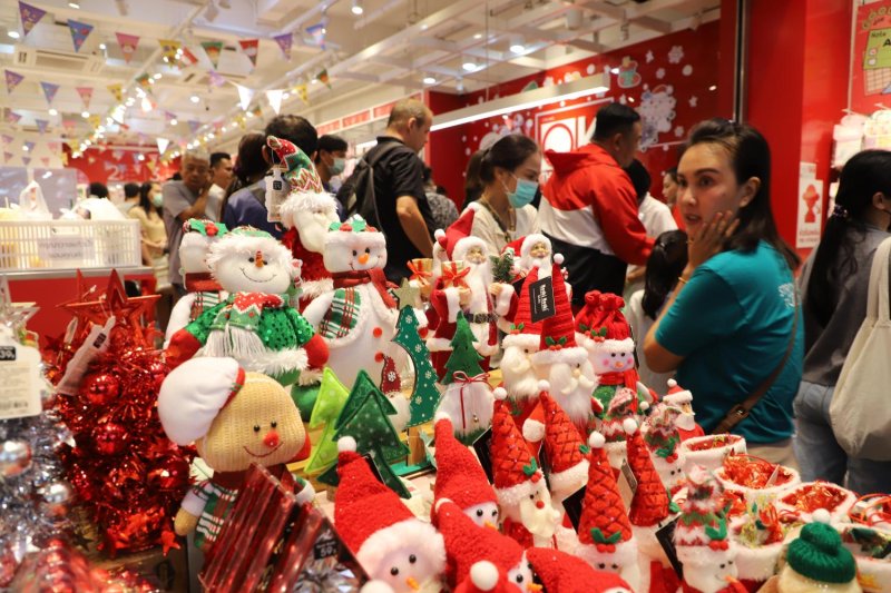 Relevant Excerpt The Thai retail sector faces a complex 2026 outlook as tourism recovery and upcoming elections offer hope against high household debt and weak spending power.