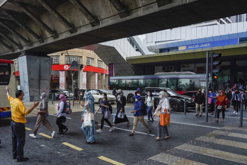 Malaysia median monthly wage rose 4.3 percent to RM2,864 in September 2025, driven by a resilient formal sector and significant growth in youth worker earnings.