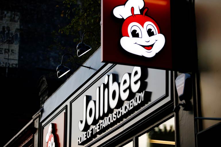 Jollibee shares rise as the company confirms strong 2025 results and reveals plans for a US listing by 2027 to accelerate its global expansion strategy.
