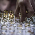 Antam gold prices rebound to Rp 3,049,000 per gram as Middle East tensions and a weaker US dollar drive safe-haven demand in the Indonesian precious metals market.