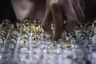 Antam gold prices rebound to Rp 3,049,000 per gram as Middle East tensions and a weaker US dollar drive safe-haven demand in the Indonesian precious metals market.