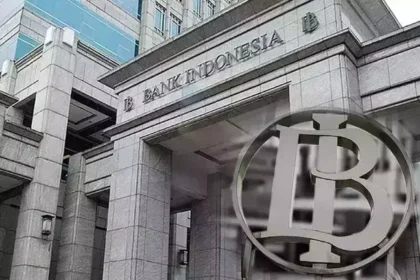 Exterior view of the Bank Indonesia building and logo, representing the institution that manages national interest rates.