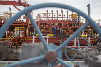 Indonesia’s energy council convenes to mitigate oil supply risks and fiscal pressure caused by escalating Middle East tensions and rising global fuel prices.