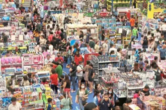 Crowded retail market in Singapore reflecting steady consumer demand despite the current 1.4% core inflation rate.