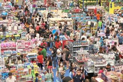 Crowded retail market in Singapore reflecting steady consumer demand despite the current 1.4% core inflation rate.