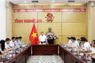 Nghe An officials meeting to finalize groundbreaking plans for the QuynhLap LNG thermal power plant project.