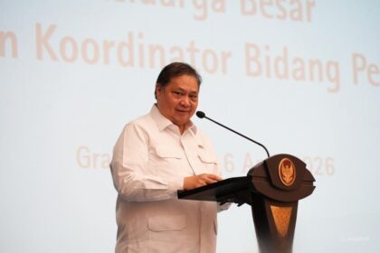Minister Airlangga Hartarto speaks at a podium regarding Indonesia’s resilient Q1 growth and fiscal stimulus plans.