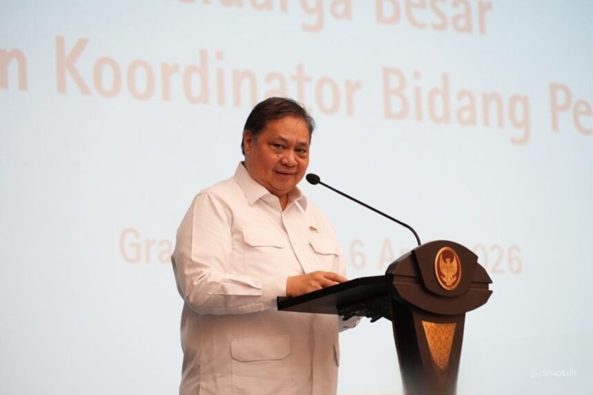 Minister Airlangga Hartarto speaks at a podium regarding Indonesia’s resilient Q1 growth and fiscal stimulus plans.