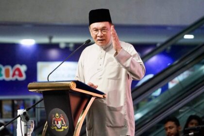 Prime Minister Anwar Ibrahim discussing Budget 2027 fiscal strategies at a podium