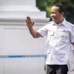 Minister Bahlil Lahadalia waving to reporters after confirming exemptions for the upstream oil and gas sector.