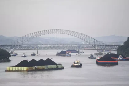 Barges transporting coal managed by Danantara under the new centralized export scheme