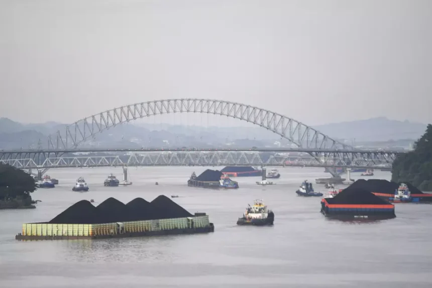 Barges transporting coal managed by Danantara under the new centralized export scheme