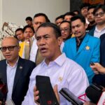 Agriculture Minister Andi Amran Sulaiman discusses the Free Nutritious Meal program impact with the media.