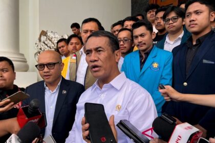 Agriculture Minister Andi Amran Sulaiman discusses the Free Nutritious Meal program impact with the media.