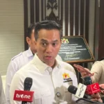 Kadin Chairman Anindya Bakrie discusses Indonesia's 5.61% economic growth during a press conference.