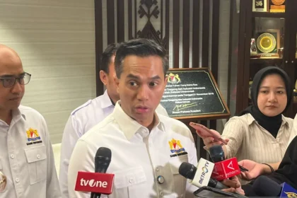 Kadin Chairman Anindya Bakrie discusses Indonesia's 5.61% economic growth during a press conference.