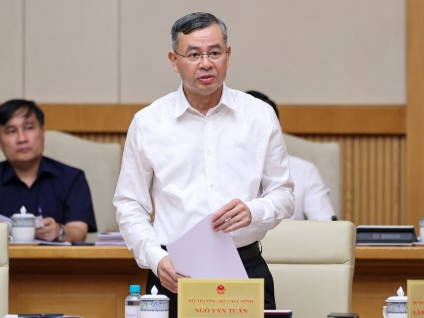 Finance Minister Ngo Van Tuan addressing state officials regarding inflation management and price controls in 2026.