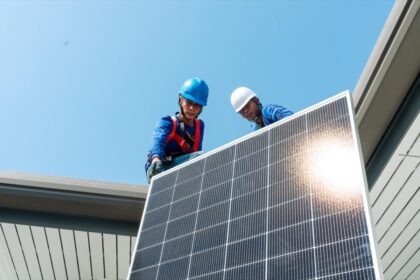 Technicians installing rooftop panels to support Thailand’s new solar financing and clean energy initiatives.