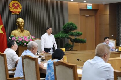 Deputy Prime Minister Pham Gia Tuc meeting with textile & footwear association representatives