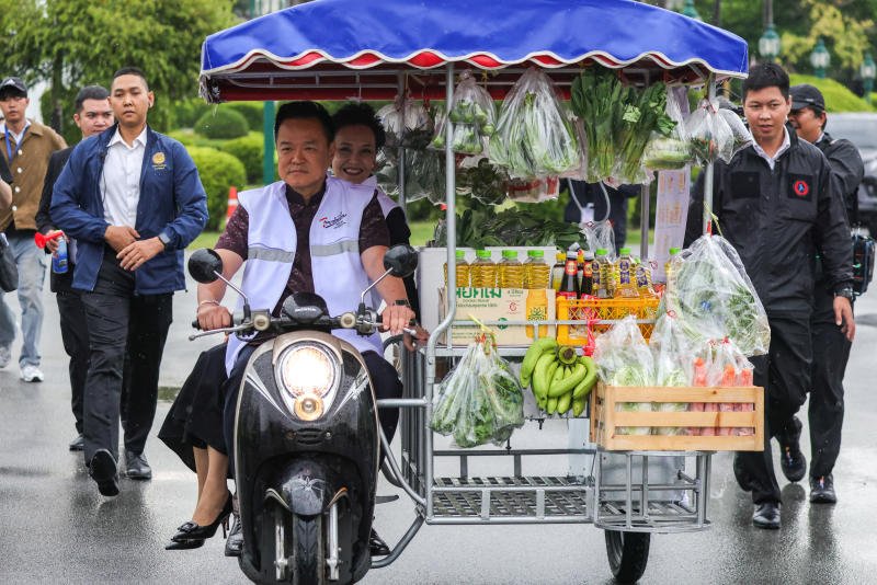 A man drives a motorcycle cart with fresh produce in image_e016d3.jpg, representing Thai consumer confidence drivers.